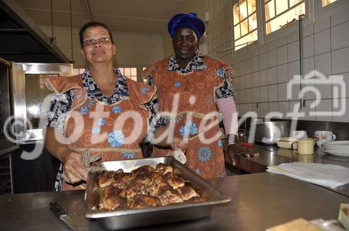 GMC Gerd Müller/ In Namibia gibt es einen Arzt auf 3650 Einwohner. Die Kindersterblichkeit liegt bei 4,8%, die Lebenserwartung ist auf 46 Jahre gefallen. Denn rund ein Drittel der Bevölkerung ist mit dem HIV-Virus infiziert und hinterlässt ein Heer von Waisenkindern. Das Rehoboth Hospital ist dank internationaler humanitärer Hilfe gut ausgerüstet. Auch die Schweiz und Deutschland unterstützen die Klinik rund 100 Kilometer südlich der Hauptstadt Windhoek mit Fachkräften und medizinischen Gütern. 