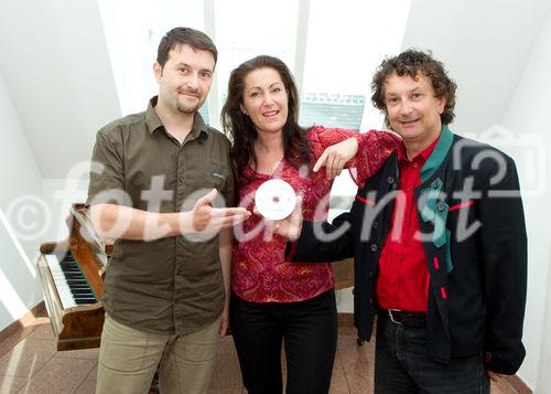 (c) fotodienst / Anna Rauchenberger - Wien, am 01.07.2010 -  Heute wurde im Haus der Musik die weltweit erste Klassik-Karaoke-DVD 'Classaroke' präsentiert. Die DVD bietet 6 Klassiker der Operette mit jeweils einer professionell besungenen Originalversion sowie Karaoke-Orchester-Begleitung zum Mitsingen in drei verschiedenen Tonlagen. Wahlweise kann man sich von einem Dirigenten führen lassen, nach Musiknoten singen oder eine Diashow mit Fotografien einblenden. Die Operettentexte sind in deutsch oder englisch. FOTO v.l.: Rumen Dobrev, Tonmeister, Judith Edelmann, Inhaberin der Firma  EuroClassic MusicManagement, Camillo dell' Antonio, Tenor und Arzt