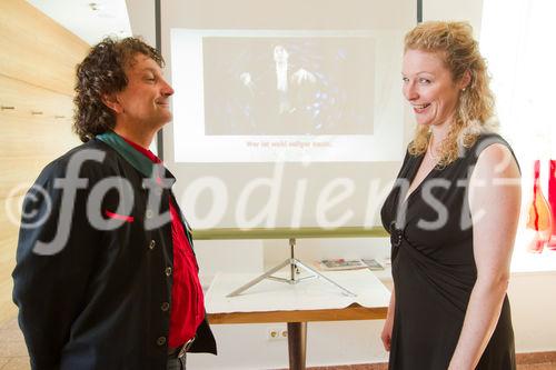 (c) fotodienst / Anna Rauchenberger - Wien, am 01.07.2010 -  Heute wurde im Haus der Musik die weltweit erste Klassik-Karaoke-DVD 'Classaroke' präsentiert. Die DVD bietet 6 Klassiker der Operette mit jeweils einer professionell besungenen Originalversion sowie Karaoke-Orchester-Begleitung zum Mitsingen in drei verschiedenen Tonlagen. Wahlweise kann man sich von einem Dirigenten führen lassen, nach Musiknoten singen oder eine Diashow mit Fotografien einblenden. Die Operettentexte sind in deutsch oder englisch. FOTO: Camillo dell' Antonio, Tenor und Arzt mit einer Sängerin beim Karaoke-Singen von Operetten