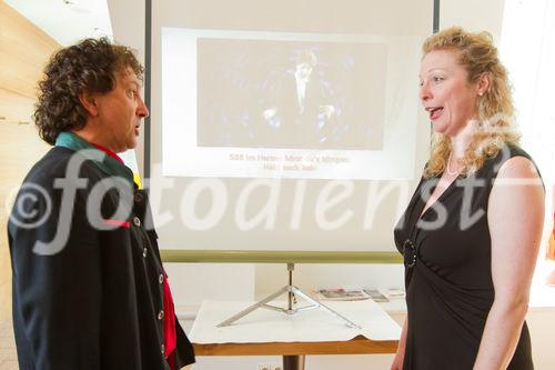 (c) fotodienst / Anna Rauchenberger - Wien, am 01.07.2010 -  Heute wurde im Haus der Musik die weltweit erste Klassik-Karaoke-DVD 'Classaroke' präsentiert. Die DVD bietet 6 Klassiker der Operette mit jeweils einer professionell besungenen Originalversion sowie Karaoke-Orchester-Begleitung zum Mitsingen in drei verschiedenen Tonlagen. Wahlweise kann man sich von einem Dirigenten führen lassen, nach Musiknoten singen oder eine Diashow mit Fotografien einblenden. Die Operettentexte sind in deutsch oder englisch. FOTO: Camillo dell' Antonio, Tenor und Arzt mit einer Sängerin beim Karaoke-Singen von Operetten