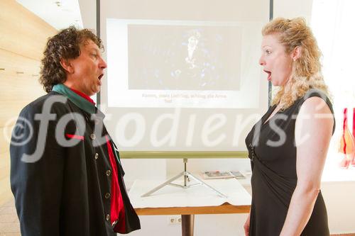 (c) fotodienst / Anna Rauchenberger - Wien, am 01.07.2010 -  Heute wurde im Haus der Musik die weltweit erste Klassik-Karaoke-DVD 'Classaroke' präsentiert. Die DVD bietet 6 Klassiker der Operette mit jeweils einer professionell besungenen Originalversion sowie Karaoke-Orchester-Begleitung zum Mitsingen in drei verschiedenen Tonlagen. Wahlweise kann man sich von einem Dirigenten führen lassen, nach Musiknoten singen oder eine Diashow mit Fotografien einblenden. Die Operettentexte sind in deutsch oder englisch. FOTO: Camillo dell' Antonio, Tenor und Arzt mit einer Sängerin beim Karaoke-Singen von Operetten