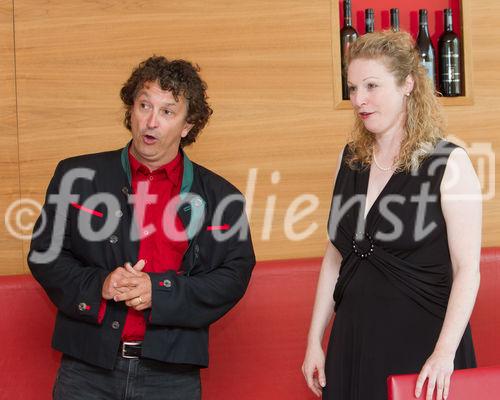 (c) fotodienst / Anna Rauchenberger - Wien, am 01.07.2010 -  Heute wurde im Haus der Musik die weltweit erste Klassik-Karaoke-DVD 'Classaroke' präsentiert. Die DVD bietet 6 Klassiker der Operette mit jeweils einer professionell besungenen Originalversion sowie Karaoke-Orchester-Begleitung zum Mitsingen in drei verschiedenen Tonlagen. Wahlweise kann man sich von einem Dirigenten führen lassen, nach Musiknoten singen oder eine Diashow mit Fotografien einblenden. Die Operettentexte sind in deutsch oder englisch. FOTO: Camillo dell' Antonio, Tenor und Arzt mit einer Sängerin beim Karaoke-Singen von Operetten