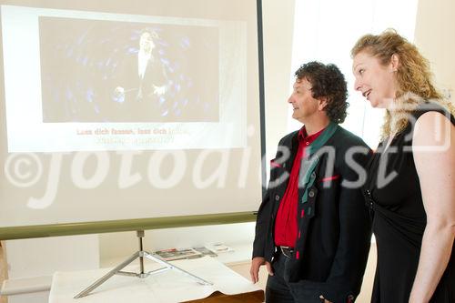 (c) fotodienst / Anna Rauchenberger - Wien, am 01.07.2010 -  Heute wurde im Haus der Musik die weltweit erste Klassik-Karaoke-DVD 'Classaroke' präsentiert. Die DVD bietet 6 Klassiker der Operette mit jeweils einer professionell besungenen Originalversion sowie Karaoke-Orchester-Begleitung zum Mitsingen in drei verschiedenen Tonlagen. Wahlweise kann man sich von einem Dirigenten führen lassen, nach Musiknoten singen oder eine Diashow mit Fotografien einblenden. Die Operettentexte sind in deutsch oder englisch. FOTO: Camillo dell' Antonio, Tenor und Arzt mit einer Sängerin beim Karaoke-Singen von Operetten