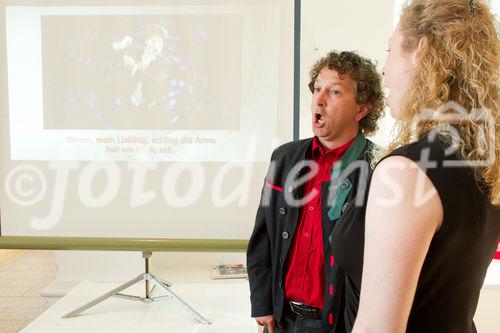 (c) fotodienst / Anna Rauchenberger - Wien, am 01.07.2010 -  Heute wurde im Haus der Musik die weltweit erste Klassik-Karaoke-DVD 'Classaroke' präsentiert. Die DVD bietet 6 Klassiker der Operette mit jeweils einer professionell besungenen Originalversion sowie Karaoke-Orchester-Begleitung zum Mitsingen in drei verschiedenen Tonlagen. Wahlweise kann man sich von einem Dirigenten führen lassen, nach Musiknoten singen oder eine Diashow mit Fotografien einblenden. Die Operettentexte sind in deutsch oder englisch. FOTO: Camillo dell' Antonio, Tenor und Arzt mit einer Sängerin beim Karaoke-Singen von Operetten