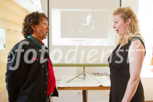 (c) fotodienst / Anna Rauchenberger - Wien, am 01.07.2010 -  Heute wurde im Haus der Musik die weltweit erste Klassik-Karaoke-DVD 'Classaroke' präsentiert. Die DVD bietet 6 Klassiker der Operette mit jeweils einer professionell besungenen Originalversion sowie Karaoke-Orchester-Begleitung zum Mitsingen in drei verschiedenen Tonlagen. Wahlweise kann man sich von einem Dirigenten führen lassen, nach Musiknoten singen oder eine Diashow mit Fotografien einblenden. Die Operettentexte sind in deutsch oder englisch. FOTO: Camillo dell' Antonio, Tenor und Arzt mit einer Sängerin beim Karaoke-Singen von Operetten