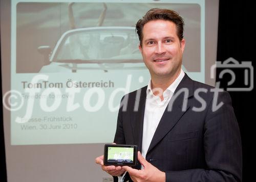 (c) fotodienst / Anna Rauchenberger - Wien, am 30.06.2010 -  TomTom präsentierte heute bei einem Pressefrühstück im Hollmann Salon das neue Navigationssystem TomTom Go 1000 Traffic FOTO: Mag. Rudolf Mayrhofer-Grünbühel, TomTom Country Sales Manager Austria mit dem neuen Navigationssystem TomTom Go 1000 Traffic