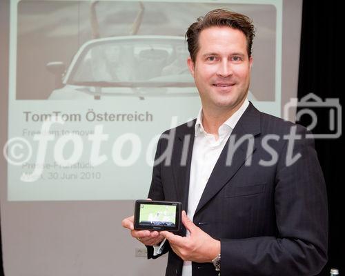 (c) fotodienst / Anna Rauchenberger - Wien, am 30.06.2010 -  TomTom präsentierte heute bei einem Pressefrühstück im Hollmann Salon das neue Navigationssystem TomTom Go 1000 Traffic FOTO: Mag. Rudolf Mayrhofer-Grünbühel, TomTom Country Sales Manager Austria mit dem neuen Navigationssystem TomTom Go 1000 Traffic