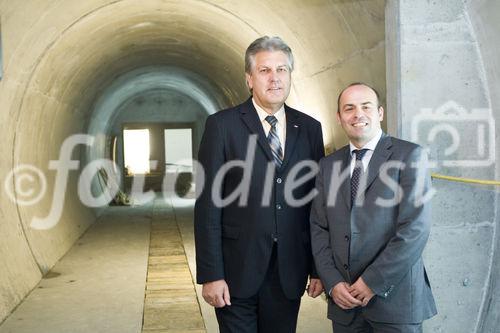 (C)fotodienst/Anna Rauchenberger -  Wien, am 28.06.2010 -  Die Kapsch CarrierCom stattet die ÖBB mit digitalem Zugfunk aus (GSM-R). Nach verschienen Pilotstrecken wurde nun auch die mit dem Lainzertunnel verbundene Weichenhalle Purkersdorf mit digitalem Zugfunk modernisiert. FOTO v.l.: Herwig Wiltberger, Vorstand der ÖBB-Infrastruktur AG, Thomas Schöpf, COO Kapsch CarrierCom, hier im im Bau befindlichen Lainzer Tunnel