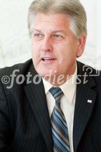 (C)fotodienst/Anna Rauchenberger -  Wien, am 28.06.2010 -  Die Kapsch CarrierCom stattet die ÖBB mit digitalem Zugfunk aus (GSM-R). Nach verschienen Pilotstrecken wurde nun auch die mit dem Lainzertunnel verbundene Weichenhalle Purkersdorf mit digitalem Zugfunk modernisiert. FOTO: Herwig Wiltberger, Vorstand der ÖBB-Infrastruktur AG