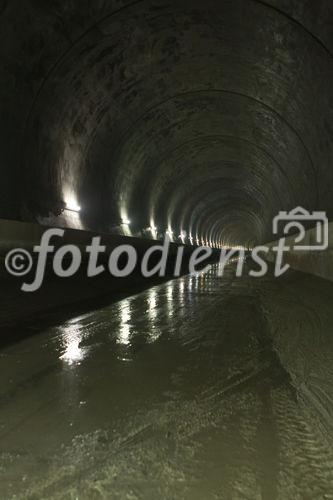 (C)fotodienst/Anna Rauchenberger -  Wien, am 28.06.2010 -  Die Kapsch CarrierCom stattet die ÖBB mit digitalem Zugfunk aus (GSM-R). Nach verschienen Pilotstrecken wurde nun auch die mit dem Lainzertunnel verbundene Weichenhalle Purkersdorf mit digitalem Zugfunk modernisiert. FOTO: Lainzer Tunnel im Bau