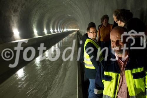 (C)fotodienst/Anna Rauchenberger -  Wien, am 28.06.2010 -  Die Kapsch CarrierCom stattet die ÖBB mit digitalem Zugfunk aus (GSM-R). Nach verschienen Pilotstrecken wurde nun auch die mit dem Lainzertunnel verbundene Weichenhalle Purkersdorf mit digitalem Zugfunk modernisiert.