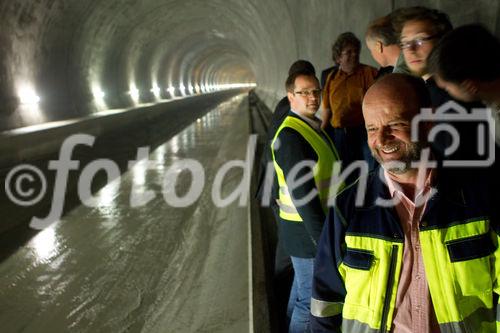 (C)fotodienst/Anna Rauchenberger -  Wien, am 28.06.2010 -  Die Kapsch CarrierCom stattet die ÖBB mit digitalem Zugfunk aus (GSM-R). Nach verschienen Pilotstrecken wurde nun auch die mit dem Lainzertunnel verbundene Weichenhalle Purkersdorf mit digitalem Zugfunk modernisiert.