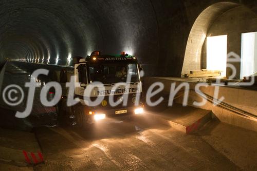 (C)fotodienst/Anna Rauchenberger -  Wien, am 28.06.2010 -  Die Kapsch CarrierCom stattet die ÖBB mit digitalem Zugfunk aus (GSM-R). Nach verschienen Pilotstrecken wurde nun auch die mit dem Lainzertunnel verbundene Weichenhalle Purkersdorf mit digitalem Zugfunk modernisiert.