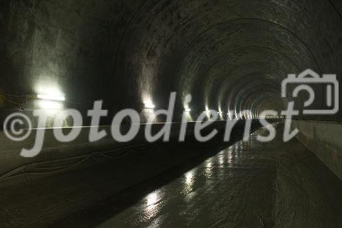 (C)fotodienst/Anna Rauchenberger -  Wien, am 28.06.2010 -  Die Kapsch CarrierCom stattet die ÖBB mit digitalem Zugfunk aus (GSM-R). Nach verschienen Pilotstrecken wurde nun auch die mit dem Lainzertunnel verbundene Weichenhalle Purkersdorf mit digitalem Zugfunk modernisiert. FOTO: Lainzer Tunnel im Bau