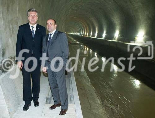 (C)fotodienst/Anna Rauchenberger -  Wien, am 28.06.2010 -  Die Kapsch CarrierCom stattet die ÖBB mit digitalem Zugfunk aus (GSM-R). Nach verschienen Pilotstrecken wurde nun auch die mit dem Lainzertunnel verbundene Weichenhalle Purkersdorf mit digitalem Zugfunk modernisiert. FOTO v.l.: Herwig Wiltberger, Vorstand der ÖBB-Infrastruktur AG, Thomas Schöpf, COO Kapsch CarrierCom, hier im im Bau befindlichen Lainzer Tunnel