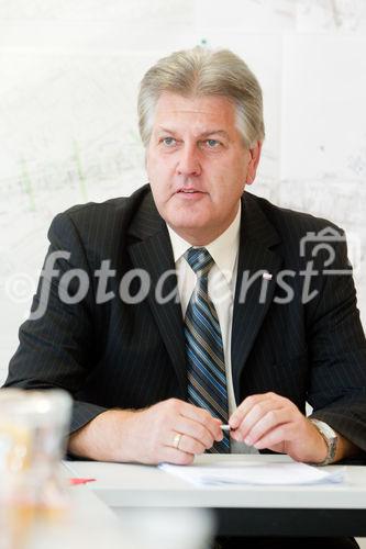 (C)fotodienst/Anna Rauchenberger -  Wien, am 28.06.2010 -  Die Kapsch CarrierCom stattet die ÖBB mit digitalem Zugfunk aus (GSM-R). Nach verschienen Pilotstrecken wurde nun auch die mit dem Lainzertunnel verbundene Weichenhalle Purkersdorf mit digitalem Zugfunk modernisiert. FOTO: Herwig Wiltberger, Vorstand der ÖBB-Infrastruktur AG