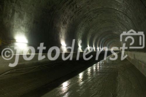 (C)fotodienst/Anna Rauchenberger -  Wien, am 28.06.2010 -  Die Kapsch CarrierCom stattet die ÖBB mit digitalem Zugfunk aus (GSM-R). Nach verschienen Pilotstrecken wurde nun auch die mit dem Lainzertunnel verbundene Weichenhalle Purkersdorf mit digitalem Zugfunk modernisiert. FOTO: Lainzer Tunnel im Bau