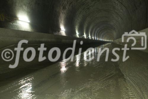 (C)fotodienst/Anna Rauchenberger -  Wien, am 28.06.2010 -  Die Kapsch CarrierCom stattet die ÖBB mit digitalem Zugfunk aus (GSM-R). Nach verschienen Pilotstrecken wurde nun auch die mit dem Lainzertunnel verbundene Weichenhalle Purkersdorf mit digitalem Zugfunk modernisiert.