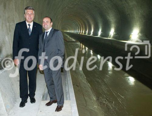 (C)fotodienst/Anna Rauchenberger -  Wien, am 28.06.2010 -  Die Kapsch CarrierCom stattet die ÖBB mit digitalem Zugfunk aus (GSM-R). Nach verschienen Pilotstrecken wurde nun auch die mit dem Lainzertunnel verbundene Weichenhalle Purkersdorf mit digitalem Zugfunk modernisiert. FOTO v.l.: Herwig Wiltberger, Vorstand der ÖBB-Infrastruktur AG, Thomas Schöpf, COO Kapsch CarrierCom, hier im im Bau befindlichen Lainzer Tunnel