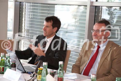 (C) fotodienst/Gudrun Krieger - Wien 24.06.2010 - Österreichische Gesellschaft für Plastische, Ästhetische und Rekonstruktive Chirurgie präsentiert ihre neuen Guidelines zur Qualitätssicherung - Foto:li na re:Dr. Univ-Doz. Dr. med Helmut Hoflehner (Präsident  der ÖGPÄRC und Stv. Leiter d. Schwarzl Tagesklinik), Univ.-Prof. Dr. Helmut Ofner ( Juridische Fakultät Wien, Mitglied des Instituts für Ethik und Recht in der Medizin), 