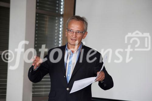 (C) fotodienst/Gudrun Krieger - Wien 24.06.2010 - Österreichische Gesellschaft für Plastische, Ästhetische und Rekonstruktive Chirurgie präsentiert ihre neuen Guidelines zur Qualitätssicherung - Foto: Dr. med. Walther Jungwirth ( Qulitätsbeauftragter der ÖGPÄRC und Abteilungsleiter der EMCO Privatklinik), Univ.-Prof. Dr. med. Maria Deutinger ( Vorstandsmitglied der ÖGPÄRC, Vorstand der Abteilung für Plastische- und Wiederherstellungschirurgie an der Krankenanstalt Rudolfstiftung)

