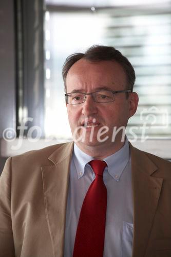 (C) fotodienst/Gudrun Krieger - Wien 24.06.2010 - Österreichische Gesellschaft für Plastische, Ästhetische und Rekonstruktive Chirurgie präsentiert ihre neuen Guidelines zur Qualitätssicherung - Foto:Univ.-Prof. Dr. Helmut Ofner ( Juridische Fakultät Wien, Mitglied des Instituts für Ethik und Recht in der Medizin),