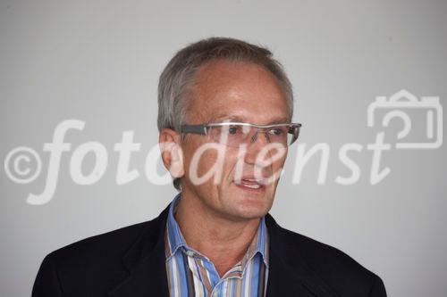 (C) fotodienst/Gudrun Krieger - Wien 24.06.2010 - Österreichische Gesellschaft für Plastische, Ästhetische und Rekonstruktive Chirurgie präsentiert ihre neuen Guidelines zur Qualitätssicherung - Foto: Dr. med. Walther Jungwirth ( Qulitätsbeauftragter der ÖGPÄRC und Abteilungsleiter der EMCO Privatklinik), Univ.-Prof. Dr. med. Maria Deutinger ( Vorstandsmitglied der ÖGPÄRC, Vorstand der Abteilung für Plastische- und Wiederherstellungschirurgie an der Krankenanstalt Rudolfstiftung)

