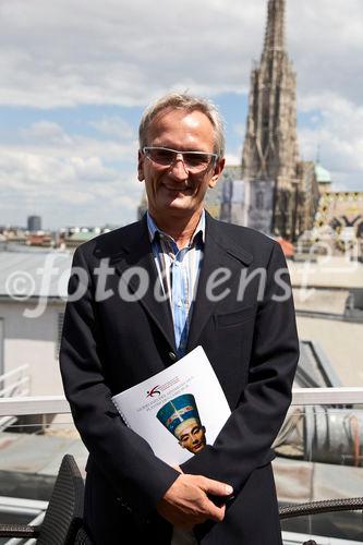 (C) fotodienst/Gudrun Krieger - Wien 24.06.2010 - Österreichische Gesellschaft für Plastische, Ästhetische und Rekonstruktive Chirurgie präsentiert ihre neuen Guidelines zur Qualitätssicherung - Foto: Dr. med. Walther Jungwirth ( Qulitätsbeauftragter der ÖGPÄRC und Abteilungsleiter der EMCO Privatklinik), Univ.-Prof. Dr. med. Maria Deutinger ( Vorstandsmitglied der ÖGPÄRC, Vorstand der Abteilung für Plastische- und Wiederherstellungschirurgie an der Krankenanstalt Rudolfstiftung) 