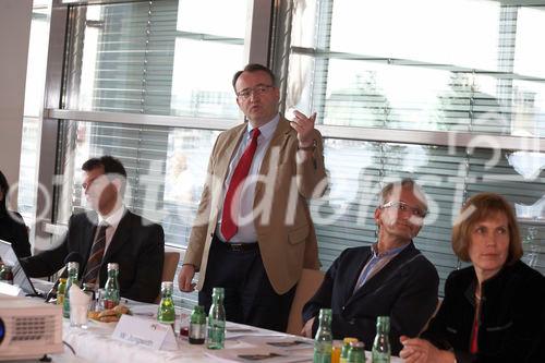 (C) fotodienst/Gudrun Krieger - Wien 24.06.2010 - Österreichische Gesellschaft für Plastische, Ästhetische und Rekonstruktive Chirurgie präsentiert ihre neuen Guidelines zur Qualitätssicherung - Foto:li na re: Univ-Doz. Dr. med Helmut Hoflehner (Präsident  der ÖGPÄRC und Stv. Leiter d. Schwarzl Tagesklinik), Univ.-Prof. Dr. Helmut Ofner ( Juridische Fakultät Wien, Mitglied des Instituts für Ethik und Recht in der Medizin), Dr. med. Walther Jungwirth ( Qulitätsbeauftragter der ÖGPÄRC und Abteilungsleiter der EMCO Privatklinik), Univ.-Prof. Dr. med. Maria Deutinger ( Vorstandsmitglied der ÖGPÄRC, Vorstand der Abteilung für Plastische- und Wiederherstellungschirurgie an der Krankenanstalt Rudolfstiftung)

