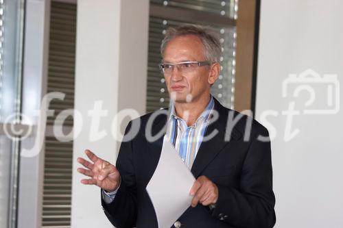 (C) fotodienst/Gudrun Krieger - Wien 24.06.2010 - Österreichische Gesellschaft für Plastische, Ästhetische und Rekonstruktive Chirurgie präsentiert ihre neuen Guidelines zur Qualitätssicherung - Foto: Dr. med. Walther Jungwirth ( Qulitätsbeauftragter der ÖGPÄRC und Abteilungsleiter der EMCO Privatklinik), Univ.-Prof. Dr. med. Maria Deutinger ( Vorstandsmitglied der ÖGPÄRC, Vorstand der Abteilung für Plastische- und Wiederherstellungschirurgie an der Krankenanstalt Rudolfstiftung)

