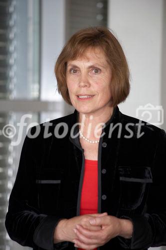 (C) fotodienst/Gudrun Krieger - Wien 24.06.2010 - Österreichische Gesellschaft für Plastische, Ästhetische und Rekonstruktive Chirurgie präsentiert ihre neuen Guidelines zur Qualitätssicherung - Foto:  Univ.-Prof. Dr. med. Maria Deutinger ( Vorstandsmitglied der ÖGPÄRC, Vorstand der Abteilung für Plastische- und Wiederherstellungschirurgie an der Krankenanstalt Rudolfstiftung)

