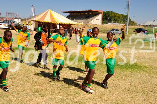 Jugendliche namibische Fussballer beim Aufwärmen. Young namibian footballers. Sport fördert den Teamgeist und erhöht die Leistungsbereitschaft. 