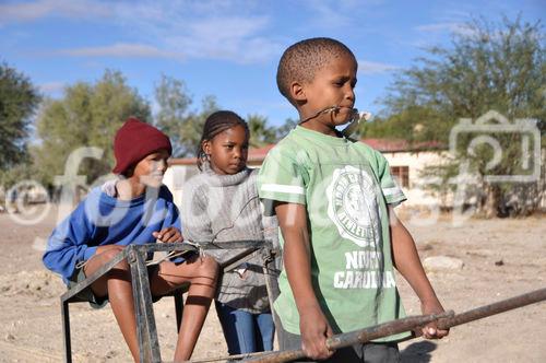 Namibische Kinder beim Spiel und Nachahmung eines Pferde- oder Eselgespanns. Namibi children playing horses and donkey. 