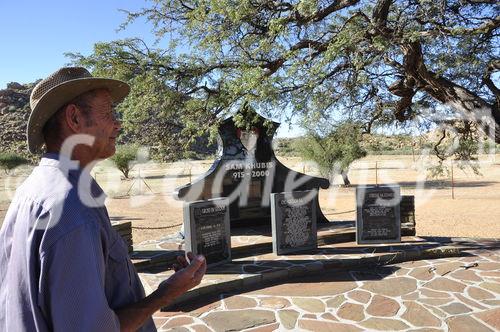 Khosi Mouton von Garies Restcamp bei Sam Khubis zeigt das Baster-People Memorial nach der Schlacht der Rehoboth-Baster mit den Deutschen.