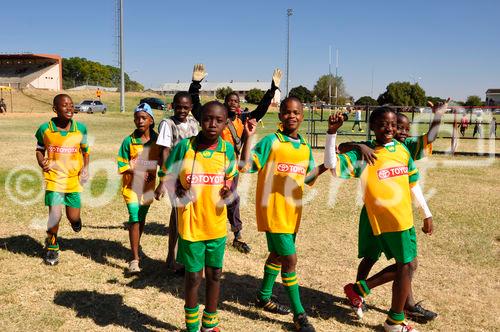 Jugendliche namibische Fussballer beim Aufwärmen. Young namibian footballers. Sport fördert den Teamgeist und erhöht die Leistungsbereitschaft.