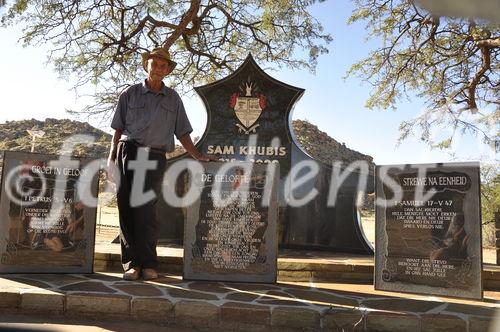 Baster People Memorial: Khosie Mouton von Garies Restkamp nahe Rietoog ist stolz zu den Baster People zu gehören und zeigt uns die Grabstätten und das Memorial Sam Khubis.