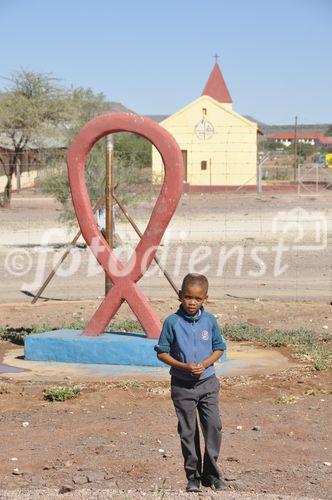 Frühe und verstärkte HIV-Prävention nötig. In Namibia stirbt über ein Drittel der Bevölkerung an AIDS. Kirchliche Institute und int. Hilfsorganisationen kämpfen für eine wirksamere Prävention und Waisenhilfe. 