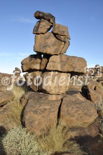 Grandioses Naturschauspiel: Der Spielplatz der Giganten bei Keetmanshoop ist ein wilder Haufen von Basaltsteine und bizzaren Stein-Skulpturen. 