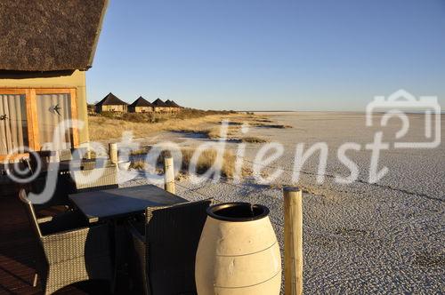 Prächtiges Panorama von der Veranda des Onkoshi Camps auf die Etosha Salzpfanne und den menschenfeindlichsten Teil des Nationalparks. Dieses Luxus-Lodge liegt nahe Namutomi und gehört zu den Namibia Wildlife Resorts. www.nwr.com.na