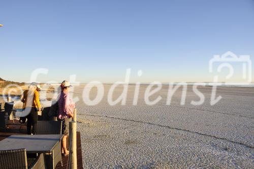 Ein sundowner mit sagenhaftem Panoramablick über die Etosha Salzpfanne im Abendlicht von der Veranda des Onkoshi Camps aus. www.nwr.com.na