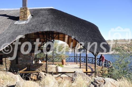 Prächtige Aussicht und stilvolle Bungalow im Lake Oanob Resort in Rehoboth, Namibia. Unter Schweizer Führung. 