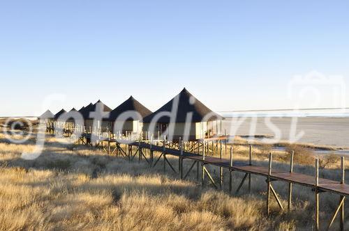 Ein Schmuckstück am endlosen Horizont und Firmament am Rande der Etosha-Salzpfanne: Die Luxus-Lodge Onkoshi Camp, mit den Stelzenbungalows