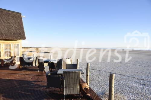 Ein Schmuckstück am endlosen Horizont der Etosha-Pfanne: Onkoshi Camp Luxus-Lodge, Etoscha, Namibia