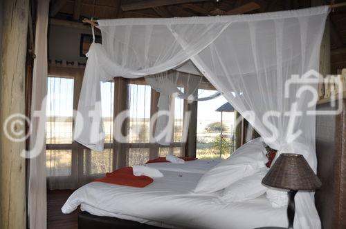 Blick vom Bett des luxuriösen Onkoshi Camp auf das Sternenfirmament über der Etosha-Salzpfanne.