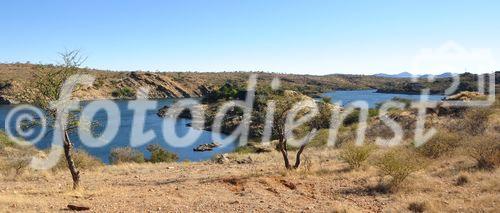 Stilvolle Bungalow mit prächtige Aussicht über den Stausee in der Wüste versüssen den Urlaub im Lake Oanob Resort in Rehoboth, Namibia. Unter Schweizer Führung. 