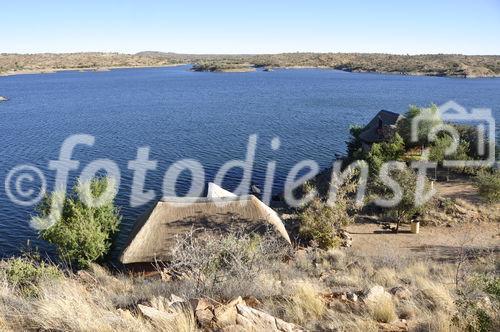 Prächtige Aussicht und stilvolle Bungalow im Lake Oanob Resort in Rehoboth, Namibia. Unter Schweizer Führung. 