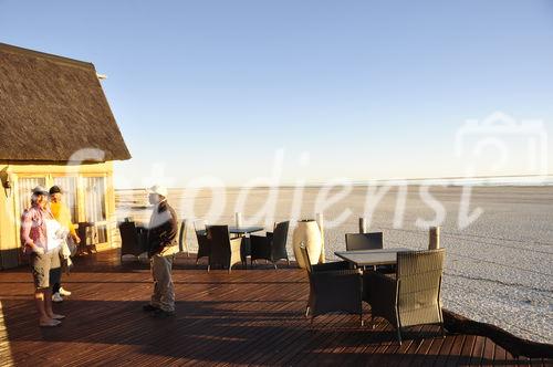 Ein Schmuckstück am endlosen Horizont und Firmament der Etosha-Salzpfanne: Die Luxus-Lodge Onkoshi Camp 