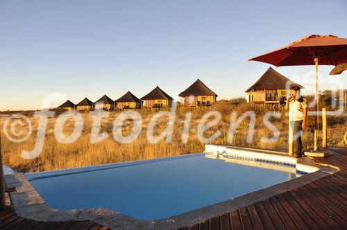 Ein Schmuckstück am endlosen Horizont der Etosha-Pfanne: Onkoshi Camp Luxus-Lodge, Etoscha, Namibia. www.nwr.com.na