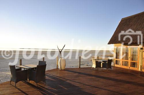 Phänomenale Aussicht auf die Etosch-Salzpfannen im Onkoshi Camp, Luxus-Lodge, Etoscha, Namibia.