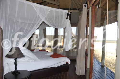 Blick vom Bett des luxuriösen Onkoshi Camp auf das Sternenfirmament über der Etosha-Salzpfanne.